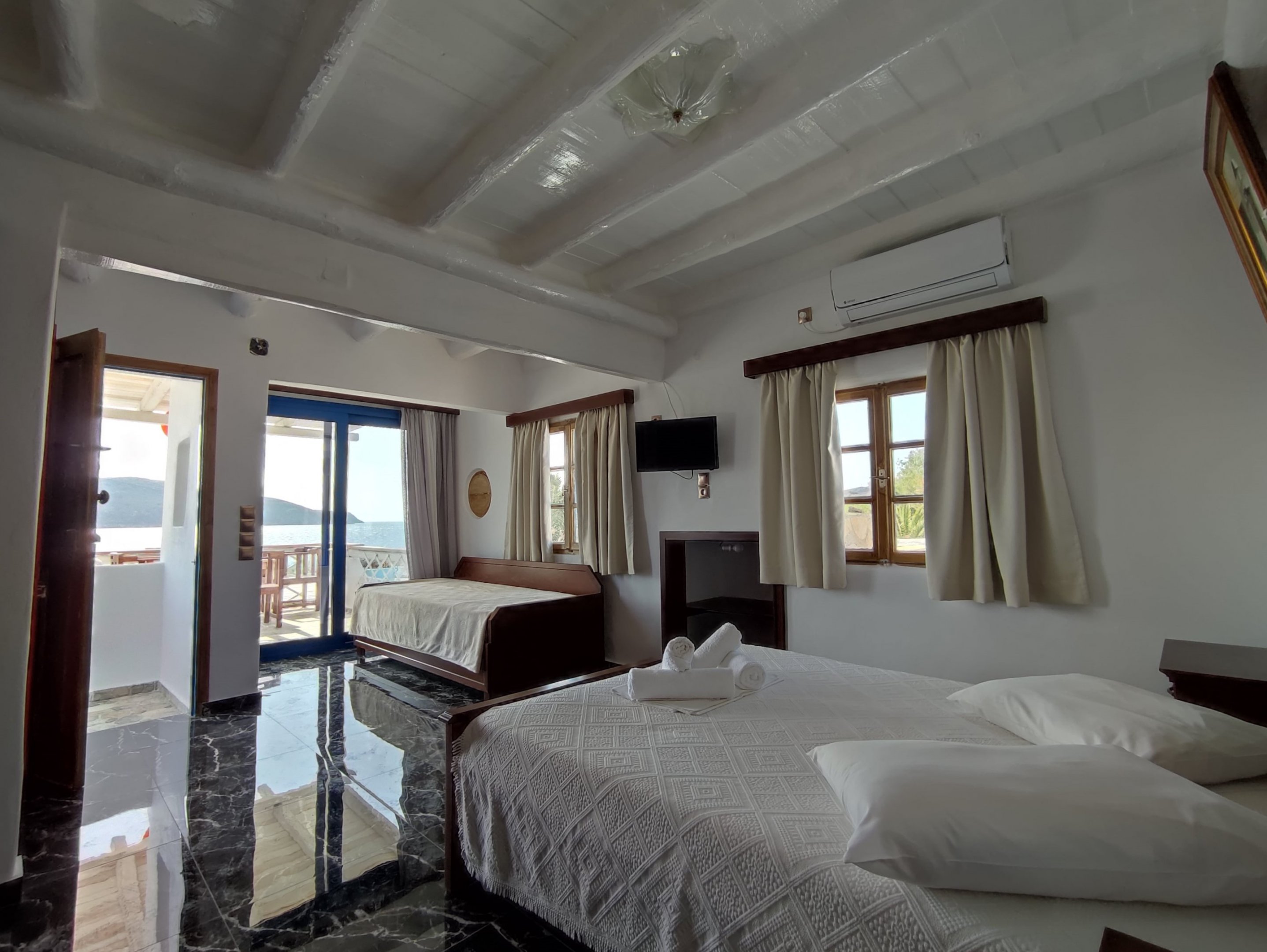 Τρίκλινο δωμάτιο με θέα στη θάλασσα