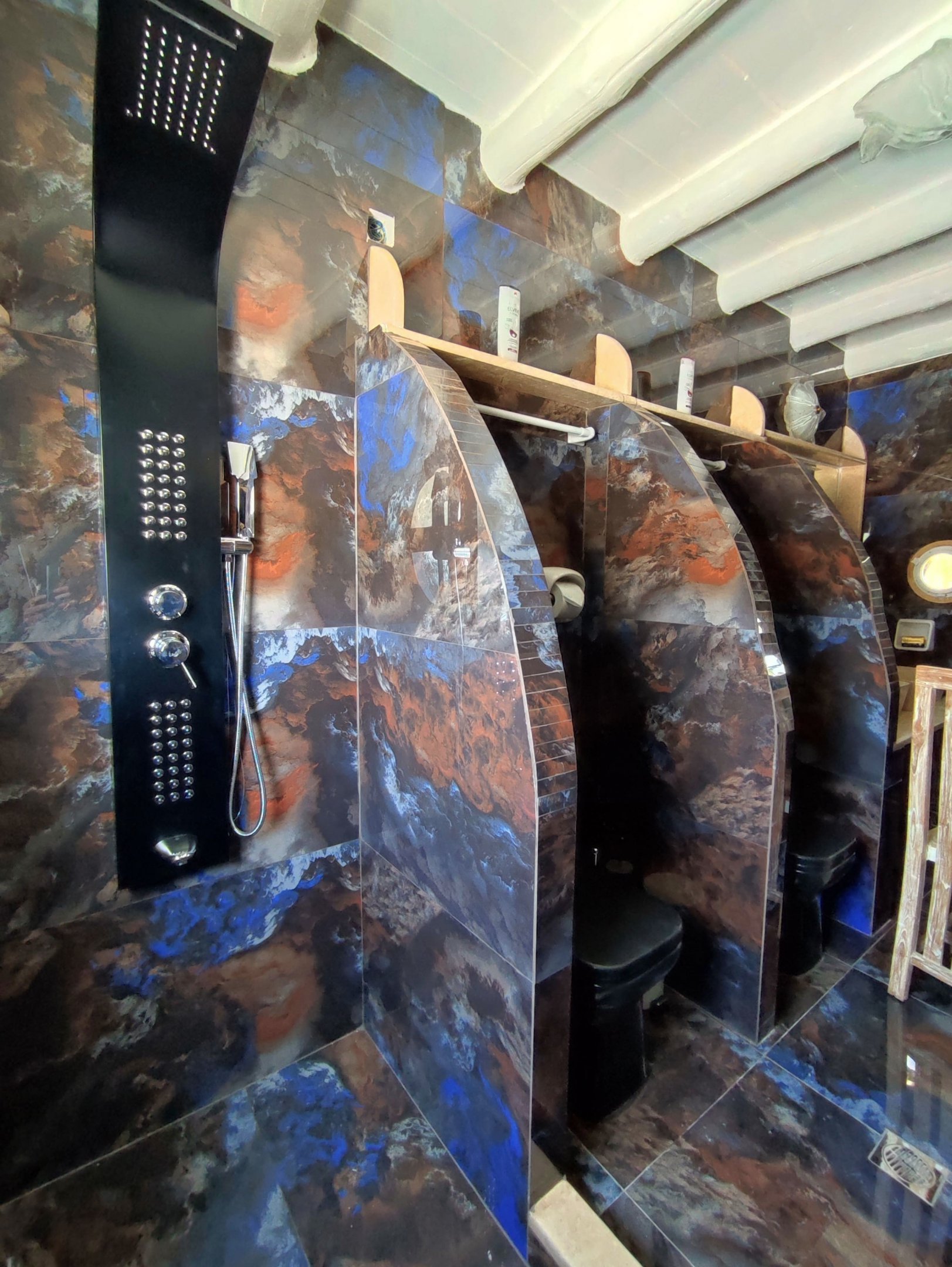 Τρίκλινο δωμάτιο με θέα στη θάλασσα