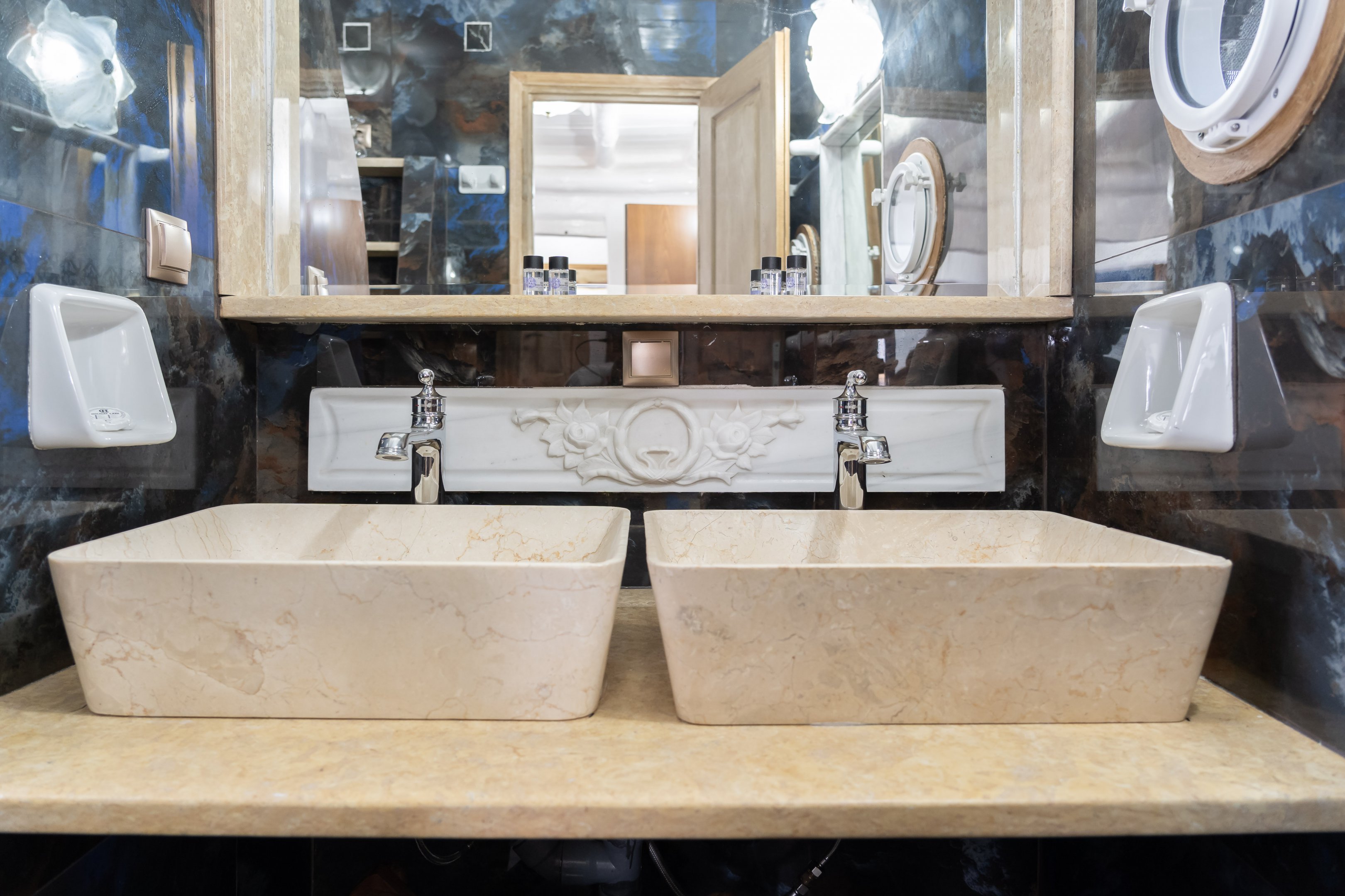 Τρίκλινο δωμάτιο με θέα στη θάλασσα